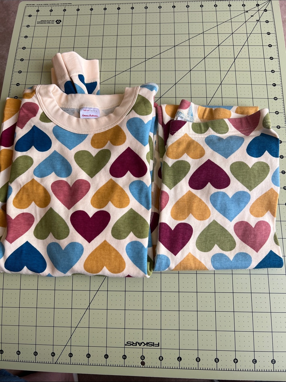Hanna Andersson Cream Pajama Set with Multicolor Heart Print NWOT